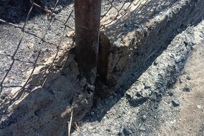 Foto: base de poste y valla afectada