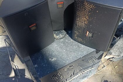 Foto: tres altavoces JBL Control 28