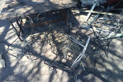 Foto: cuatro sillas metálicas ornamentales originalmente blancas